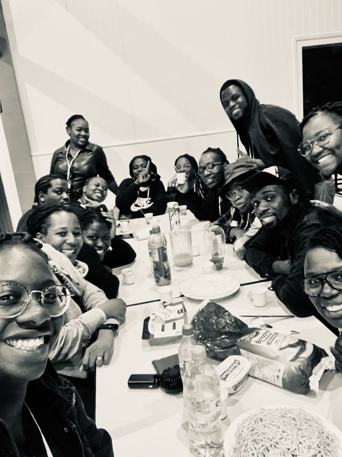 Le staff du camp Le Momentum réuni autour d'une table